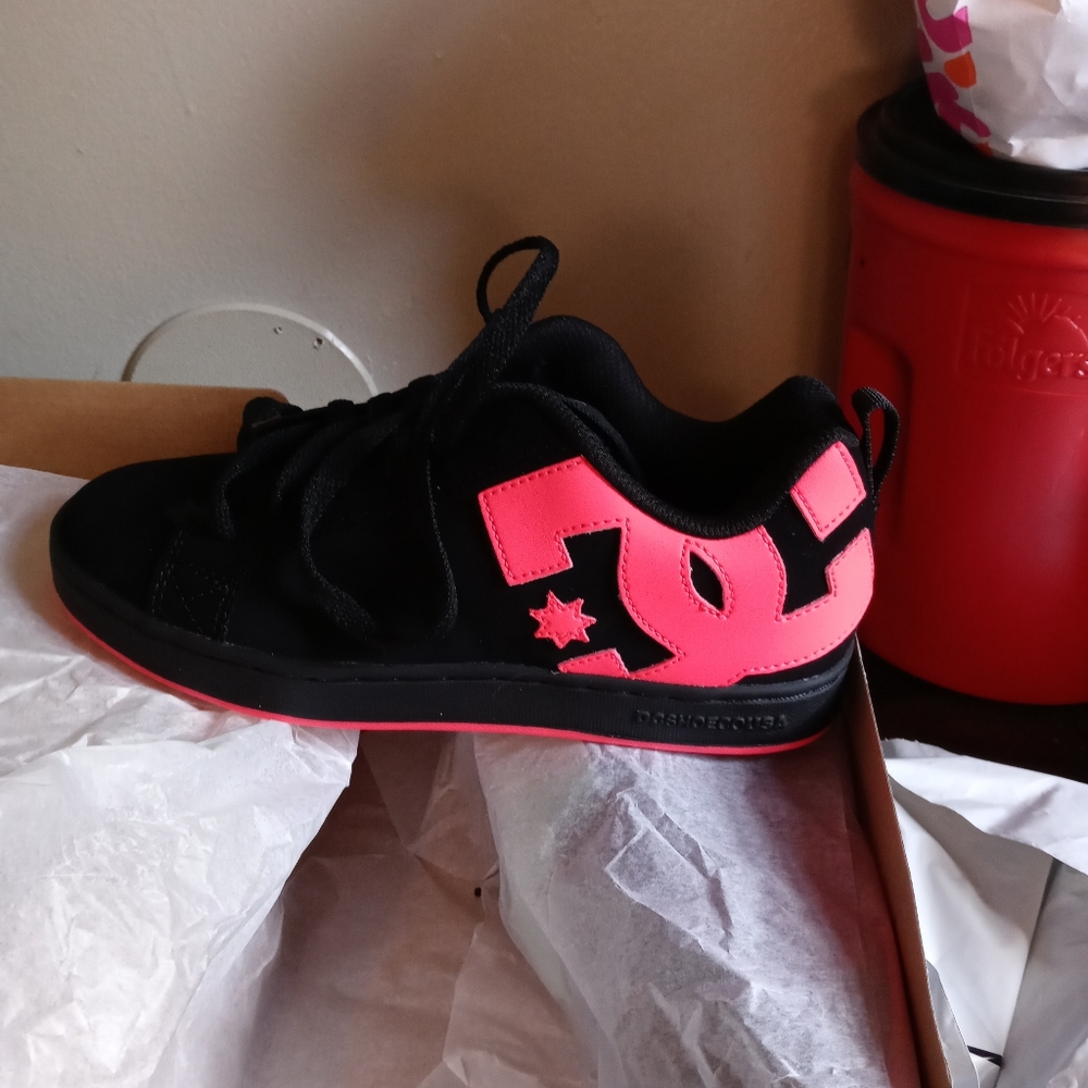 Dc womens skate sneakers. Graffix